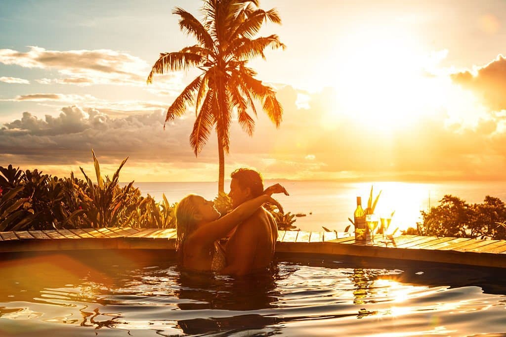 pareja de luna de miel disfrutando de sus vacaciones en septiembre