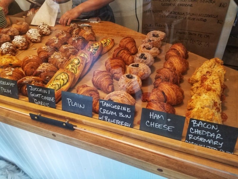 Pasteles en el escaparate de Wayfarer Bread & Pastry en La Jolla